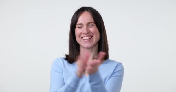 Cheerful Caucasian Woman Standing White Background Looking Camera Applauding Big — Stock Video