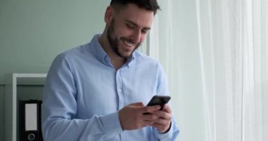 Başarılı bir Kafkas işadamı ofisinde pencerenin yanında duruyor, telefonuna bakıyor ve daktilo ediyor. Aniden, gülmeye başladı, beyaz dişlerini ve geniş bir gülümsemesini gösteriyordu..