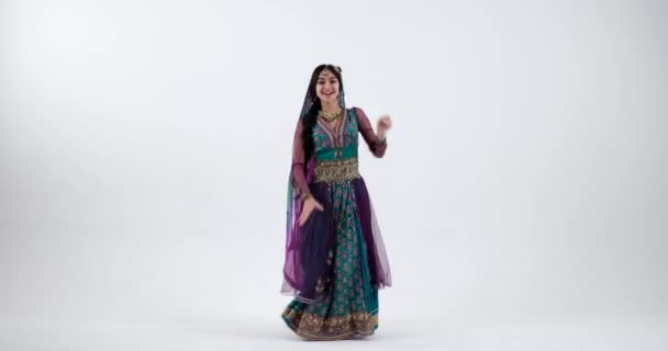 一位才华横溢的印度舞蹈家 身着色彩艳丽的莎丽服和华丽的传统珠宝表演着迷人的舞步 创造了一个令人叹为观止的视觉效果 — 图库视频影像
