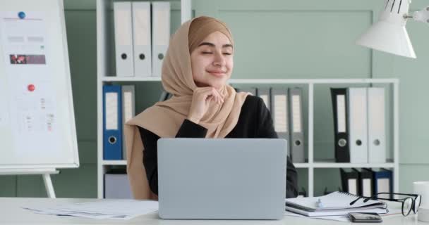 Arabska Bizneswoman Ubrana Hidżab Zajęta Pracą Pisze Laptopie Chwili Wytchnienia — Wideo stockowe