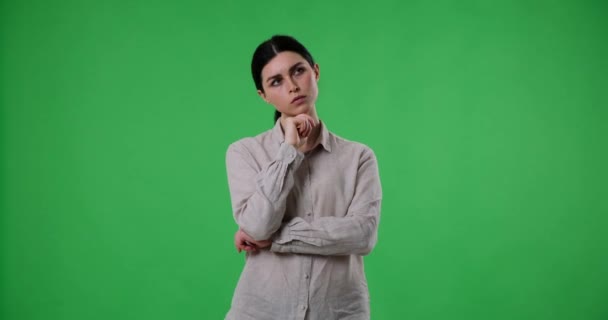 Beyaz Bir Kadın Yeşil Bir Arka Planda Duruyor Bir Sorunu — Stok video