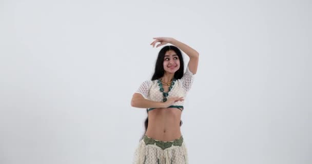 Młoda Hinduska Kobieta Promieniuje Radością Energią Tańcząc Żywy Taniec Indyjski — Wideo stockowe