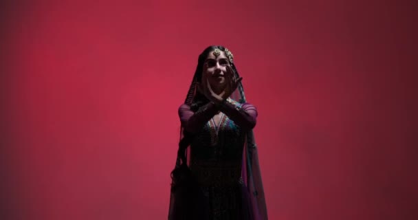 Piękno Indyjskiej Kultury Poprzez Sztukę Tańca Młoda Kobieta Wykonuje Narodowy — Wideo stockowe