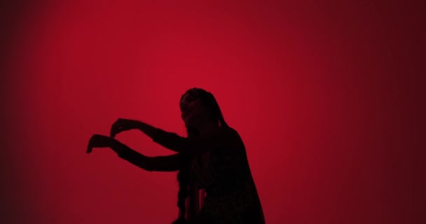 Pogrubionym Czerwonym Tle Młoda Indyjska Tancerka Porusza Się Precyzją Pasją — Wideo stockowe