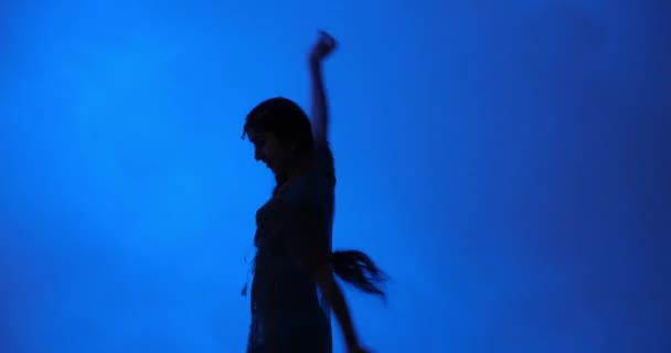 Młoda Hinduska Kobieta Wykonuje Tradycyjny Taniec Indyjski Studio Niebieskim Tle — Wideo stockowe