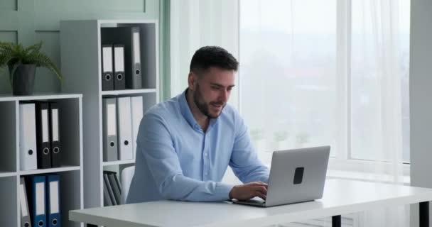 Hombre Negocios Caucásico Está Escribiendo Lejos Computadora Portátil Con Confianza — Vídeo de stock