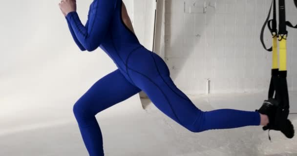 Pewna Siebie Kobieta Niebieskiej Odzieży Sportowej Robiąca Przysiady Jedną Nogę — Wideo stockowe