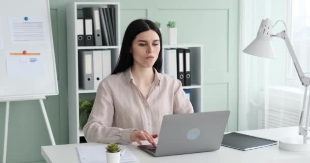 Kendine Güvenen Beyaz Bir Kadını Dizüstü Bilgisayarındaki Bir Düğmeye Basarak — Stok video