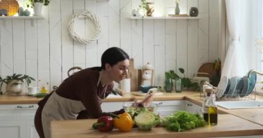 Kafkas kadın mutfakta, elinde akıllı telefonla, ustalıkla salatanın fotoğraflarını çekiyor. Fotoğrafı favori sosyal medya platformuna yüklüyor ve takipçilerinin tepkilerini bekliyor..