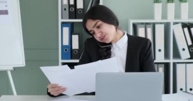 Hintli iş kadını tamamen iş sorumluluklarıyla meşgul. Bir telefon konuşmasına dalmış, önemli işlerle uğraşırken ustaca iletişim kuruyor..