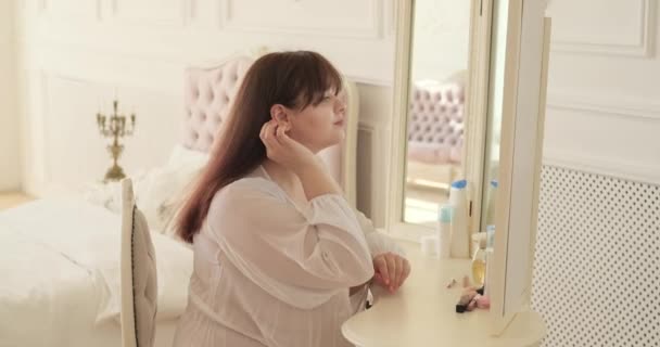 Artı Beyaz Kadın Makyaj Masasının Yanına Oturur Aynaya Bakar Zarif — Stok video