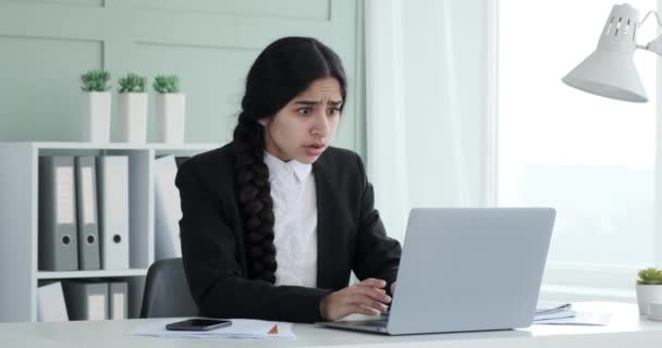 Mujer Negocios India Sienta Oficina Trabajando Ordenador Portátil Cometió Error — Vídeos de Stock