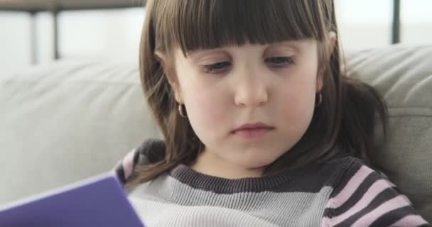 Mladá Běloška Zkoumá Říši Své Fantazie Útulného Pohodlí Gauče Obývacím — Stock video