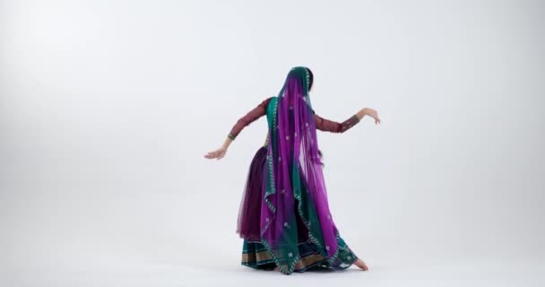 Poczuj Energię Radość Tańca Bollywood Jako Młoda Hinduska Kobieta Tańczy — Wideo stockowe