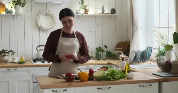 Biała Kobieta Kuchni Przygotowuje Posiłek Ubrana Fartuch Kuchenny Uśmiecha Się — Wideo stockowe