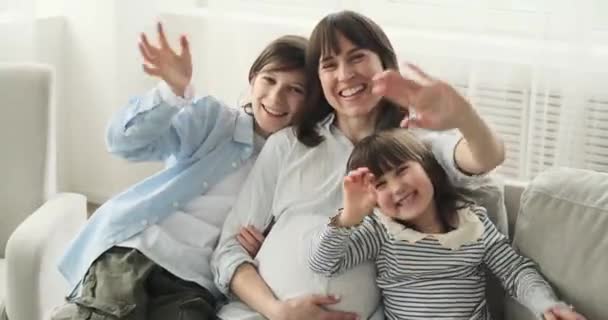 Una Familia Caucásica Formada Por Una Madre Embarazada Hijo Una — Vídeos de Stock