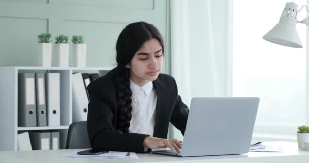 Eine Indische Geschäftsfrau Sitzt Ihrem Büro Und Arbeitet Laptop Jedoch — Stockvideo