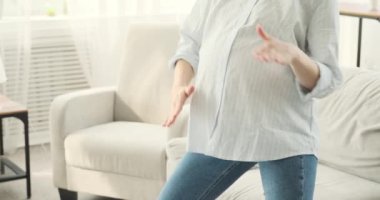 Oturma odasında hamile bir anne. Müstakbel anne, müziğin ritmine doğru zarif bir şekilde ilerlerken mutluluk ve canlılık yayar. Hayata olan aşkını ve içinde büyüyen mucizeyi ifade eder..