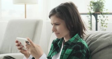 Kanepede oturan bir çocuk, cep telefonuyla video oyunu oynamaya dalmış. Oyunda yenilgiye uğradıkça ruh hali değişiyor. Çökmüş duruşu ve çökmüş ifadesinden anlaşılıyor..