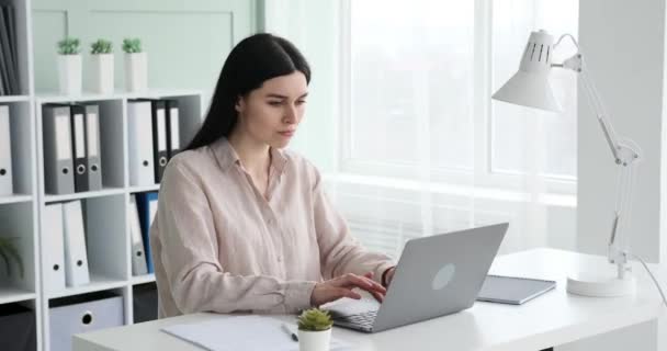 Белая Женщина Завершает Крупную Сделку Нажав Кнопку Своем Ноутбуке Сразу — стоковое видео