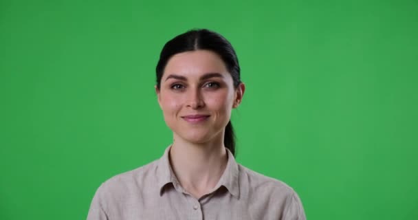 Mujer Pie Sobre Fondo Pantalla Verde Riendo Sonriendo Alegremente Cámara — Vídeos de Stock