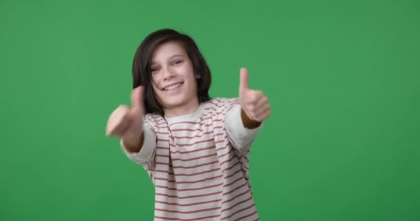 Radostný Chlapec Tančí Zeleném Pozadí Obrazovky Přitom Ukazuje Palcem Nahoru — Stock video