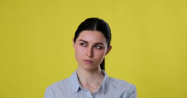 Porträt Einer Denkenden Frau Auf Gelbem Hintergrund Sie Wirkt Gedankenverloren — Stockvideo