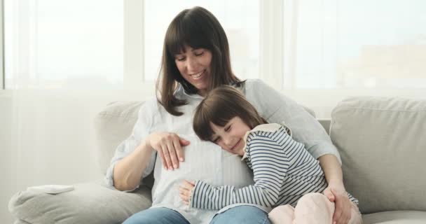 Mère Fille Partagent Une Conversation Cœur Cœur Sur Canapé Confortable — Video