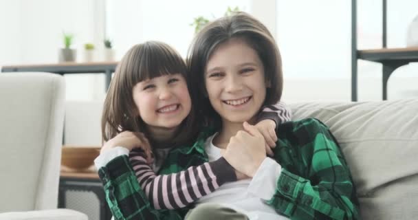 Vidunderlige Kaukasiske Søskende Bror Søster Der Deler Glædelige Øjeblikke Sammen – Stock-video