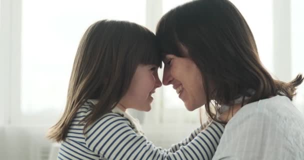 Una Bambina Esprime Suo Profondo Amore Sua Mamma Incinta Adorabile — Video Stock