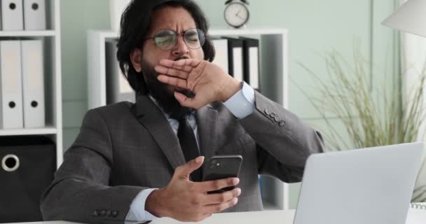Lassított Felvétel Egy Indiai Üzletember Irodájában Telefonjával Böngészi Internetet Fáradtnak — Stock videók