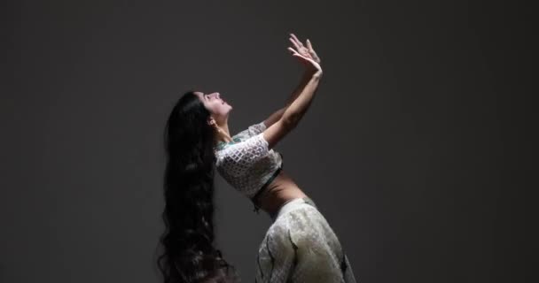 Bailarina India Está Vestida Con Hermoso Saree Blanco Con Detalles — Vídeos de Stock