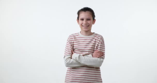 Ένα Αγόρι Σχολικής Ηλικίας Στέκεται Λευκό Φόντο Χαμογελώντας Και Γελώντας — Αρχείο Βίντεο