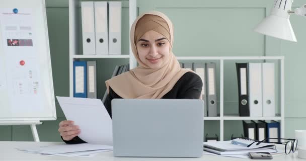 Junge Arabische Geschäftsfrau Hidschab Büro Sitzend Sie Sitzt Hinter Dem — Stockvideo