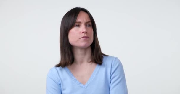 Beyaz Arka Planda Beyaz Bir Kadın Duruyor Elini Alnına Koyuyor — Stok video