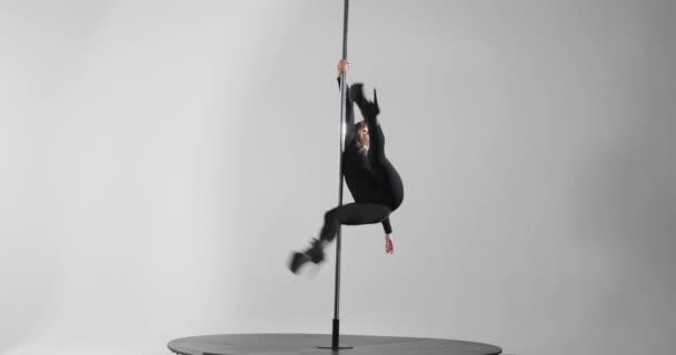 Exotischer Pole Dance Als Talentierte Kaukasische Tänzerin Auf Der Bühne — Stockvideo