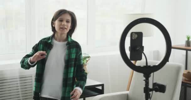 Genç Beyaz Öğrenci Oturma Odasında Yaratıcılık Hikaye Anlatma Becerileri Sergiliyor — Stok video