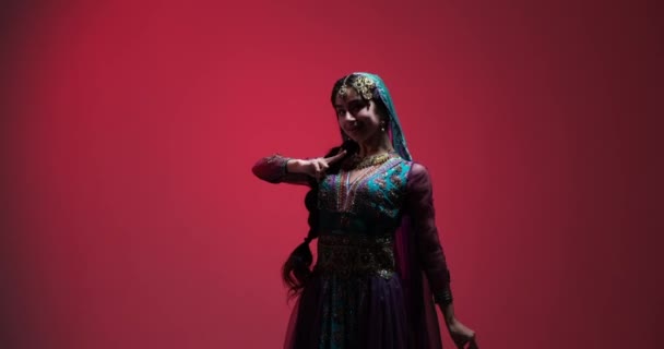 Uma Jovem Índia Vestida Com Traje Tradicional Indiano Dança Fundo — Vídeo de Stock