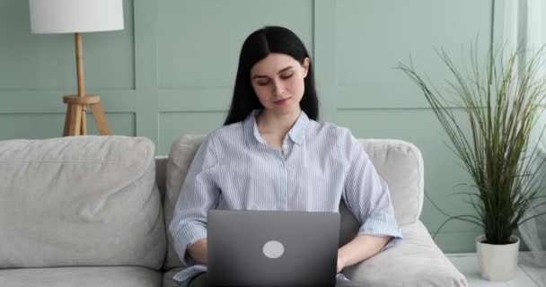 Sebevědomá Soustředěná Běloška Sedící Gauči Psající Svém Notebooku Pracuje Domova — Stock video