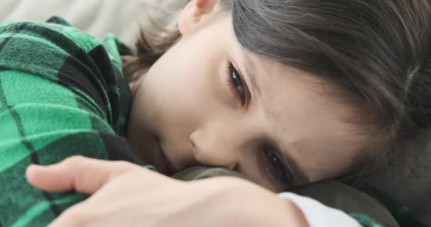 Genç Beyaz Çocuk Kanepeye Oturur Dizlerini Göğsüne Yaklaştırır Üzüntüden Harap — Stok video