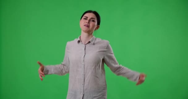 Běloška Stojí Zeleném Pozadí Obrazovky Agresivně Křičí Kamery Vypadá Velmi — Stock video