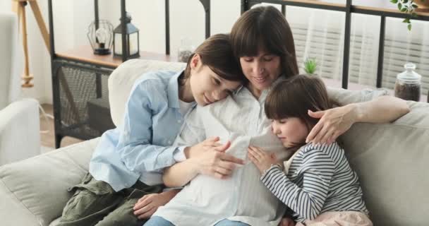 Uma Mãe Grávida Acompanhada Seu Filho Filha Amorosos Sofá Neste — Vídeo de Stock