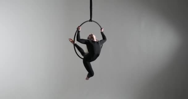 Захватывающее Выступление Талантливой Кавказской Танцовщицы Ведет Путешествие Воздушной Акробатики Экспертными — стоковое видео
