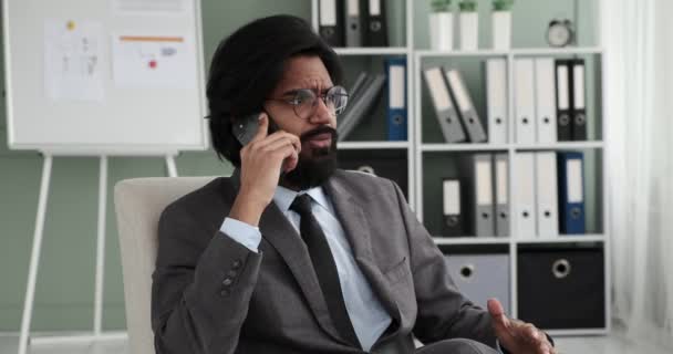 Indischer Geschäftsmann Mit Brille Und Anzug Mit Krawatte Sitzt Einem — Stockvideo