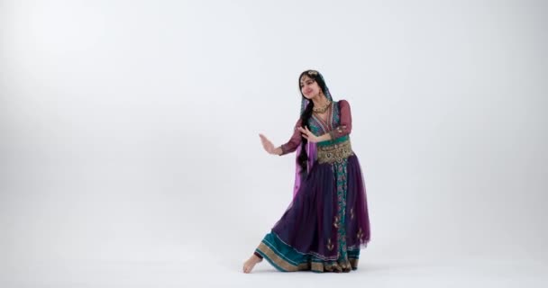 Zažijte Bohatou Indickou Kulturu Jako Zkušený Tanečník Předvádí Okouzlující Indický — Stock video