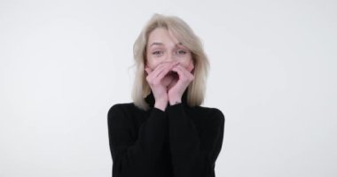 El yapımı bir megafonla el yapımı beyaz bir arka planda dururken dikkatinizi çeker. Gözlerinde yoğun bir ifade ve kararlılıkla sesini yükseltiyor ve bağırıyor..