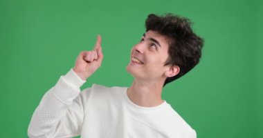 Canlı yeşil bir geçmişi olan kendine güvenen beyaz bir adam. Kararlı bir ifade ve yükseltilmiş bir el ile, yukarıya doğru işaret eder, dikkat çeker ve yukarıda yatanların önemini vurgular..