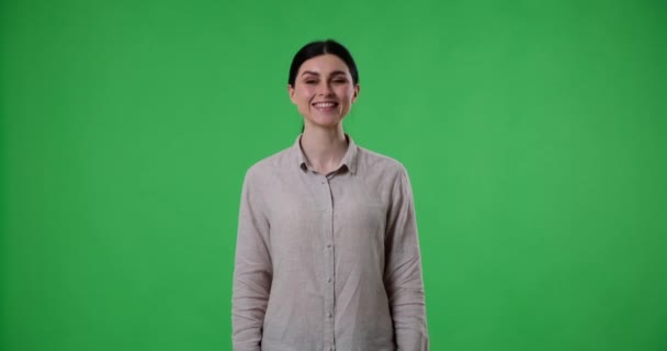 Весела Кавказька Жінка Хвостом Стоїть Зеленому Тлі Екрану Киває Головою — стокове відео