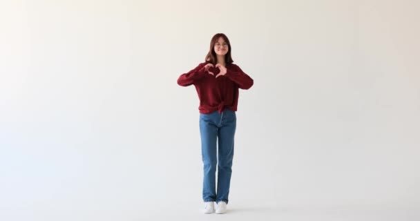 Tonårstjej Sprider Kärlek Och Positivitet Genom Att Göra Hjärtform Med — Stockvideo