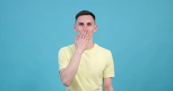 Homem Caucasiano Lovestruck Envia Beijo Com Sorriso Radiante Contra Cenário — Vídeo de Stock